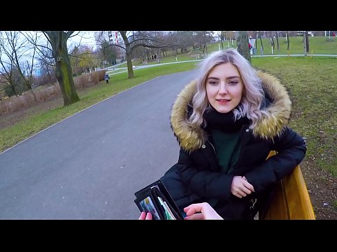 ❤️ Gleypir heitt ásamt ókunnugra fyrir peninga - blástur í garðinum eftir Evu Elfie Fallegt klám á is.kutjeporno.ru ❌️❤